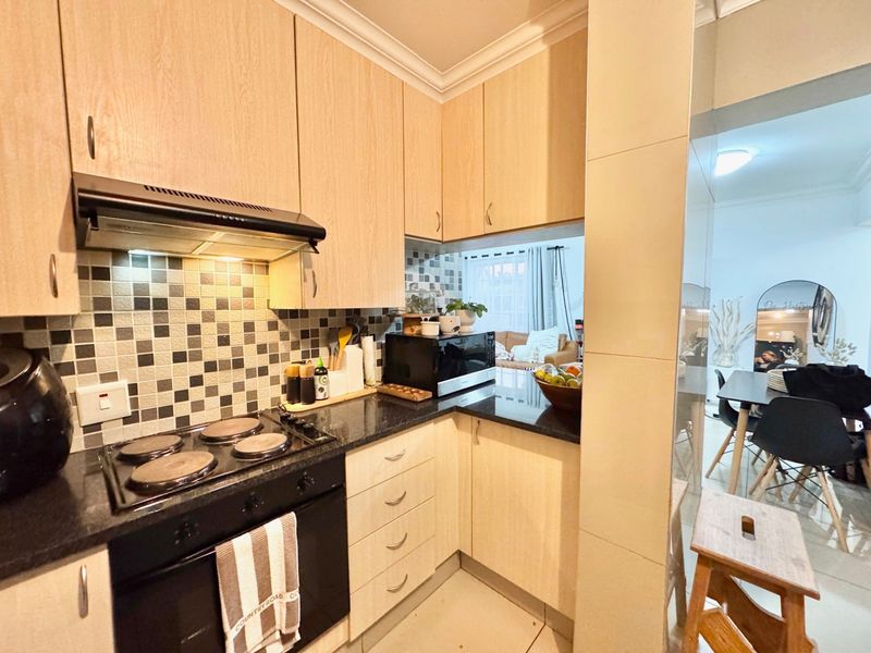 Charming 2-Bedroom Townhouse with Private Garden - Photo 4