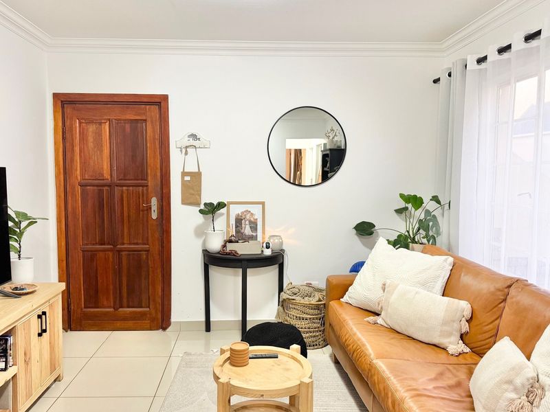Charming 2-Bedroom Townhouse with Private Garden - Photo 9