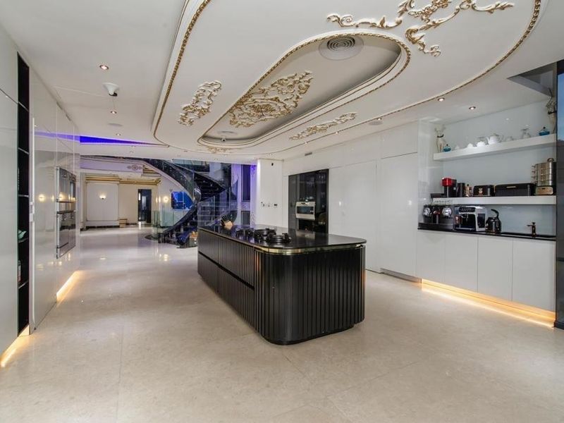 Ultra Modern Luxury At It's Best - Photo 8