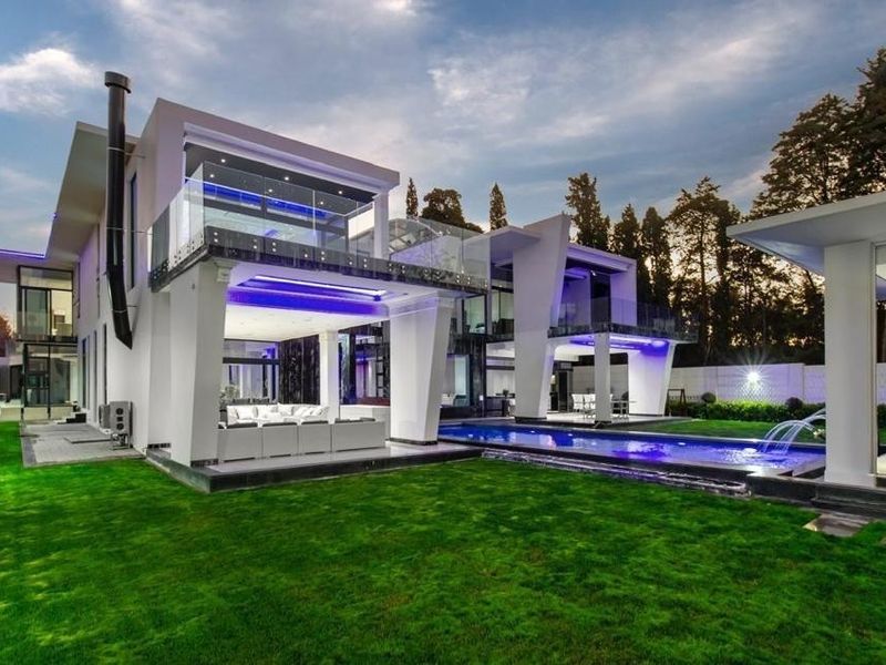 Ultra Modern Luxury At It's Best - Photo 6