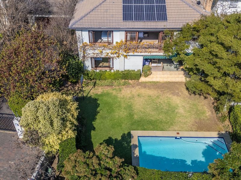 Large Spacious Family Home In a Secure Complex In Mill Hill - Photo 2