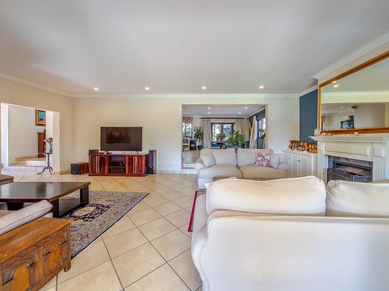 Large Spacious Family Home In a Secure Complex In Mill Hill - Photo 6