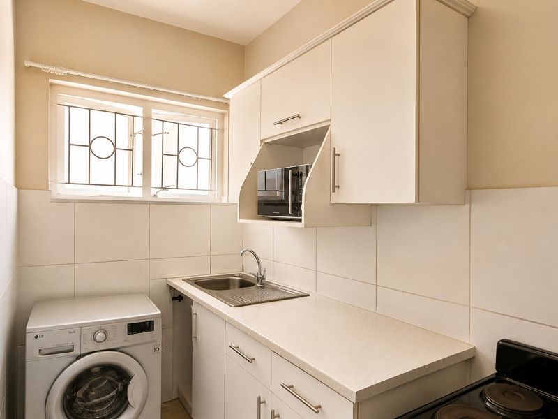 Quaint Bachelor Apartment with Garage in Bulwer For Sale - Photo 9
