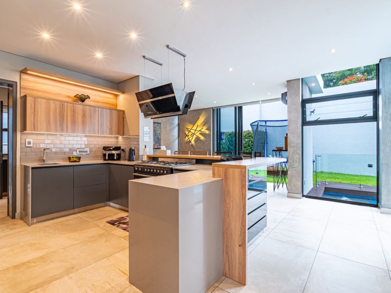 Architectural Excellence | Bespoke Living in the heart of Luxurious Sandown - Photo 9