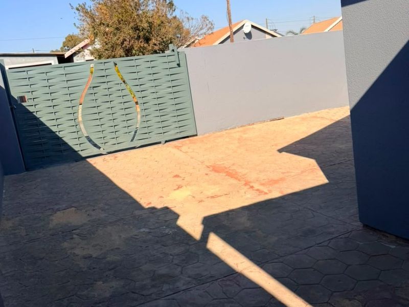 3 bedroom House To Rent in Mahube Valley, Pretoria - Photo 2