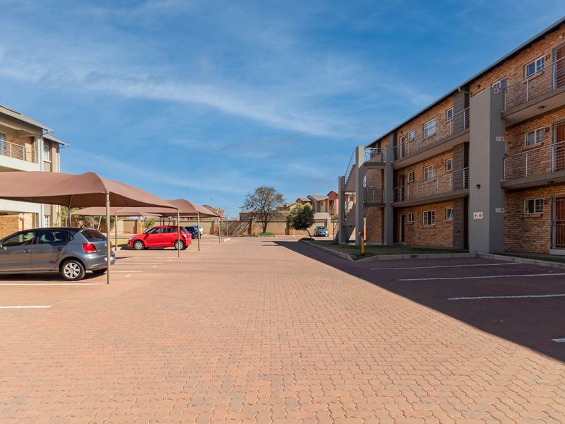 Modern Stylish Secure Investment Apartment - Solar Geyser, Fibre ready, Low levies - Photo 10
