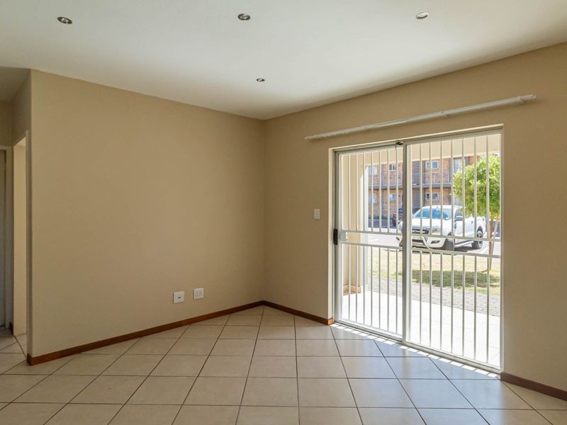 Modern Stylish Secure Investment Apartment - Solar Geyser, Fibre ready, Low levies - Photo 9