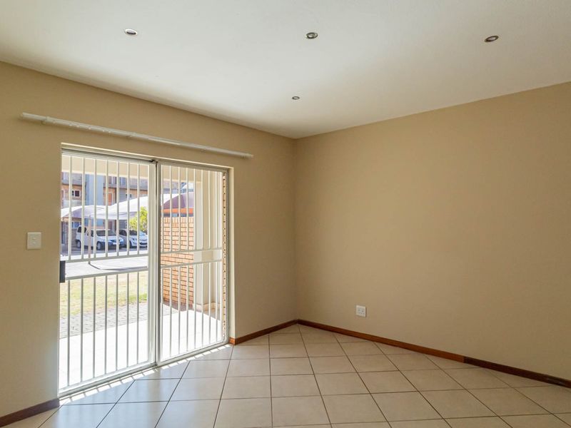 Modern Stylish Secure Investment Apartment - Solar Geyser, Fibre ready, Low levies - Photo 8