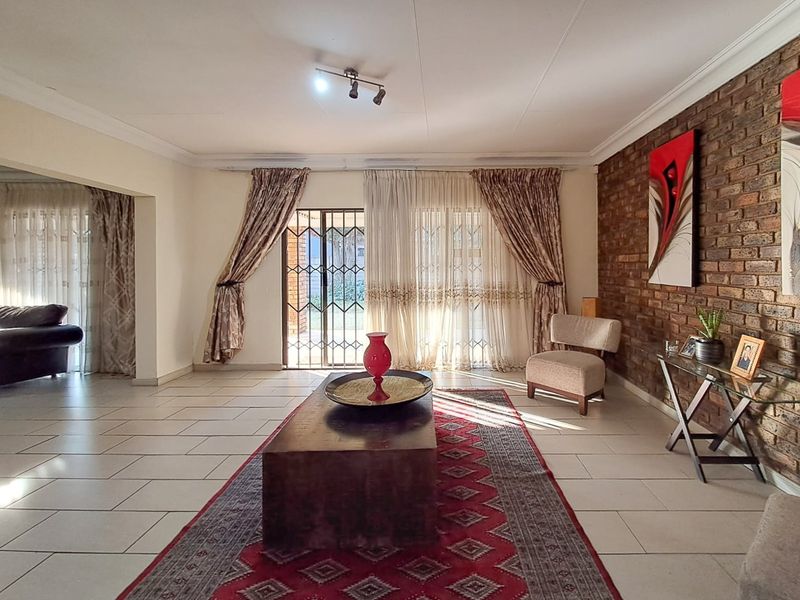 BEAUTIFUL MOVE-IN READY HOME IN DESIRED SUBURB - Photo 9