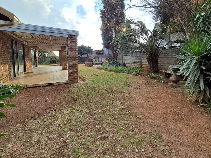 BEAUTIFUL MOVE-IN READY HOME IN DESIRED SUBURB - Photo 4