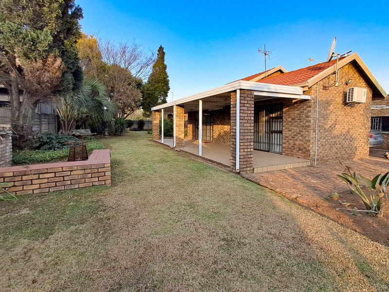 BEAUTIFUL MOVE-IN READY HOME IN DESIRED SUBURB - Photo 2