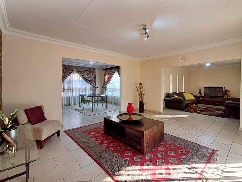 BEAUTIFUL MOVE-IN READY HOME IN DESIRED SUBURB - Photo 8