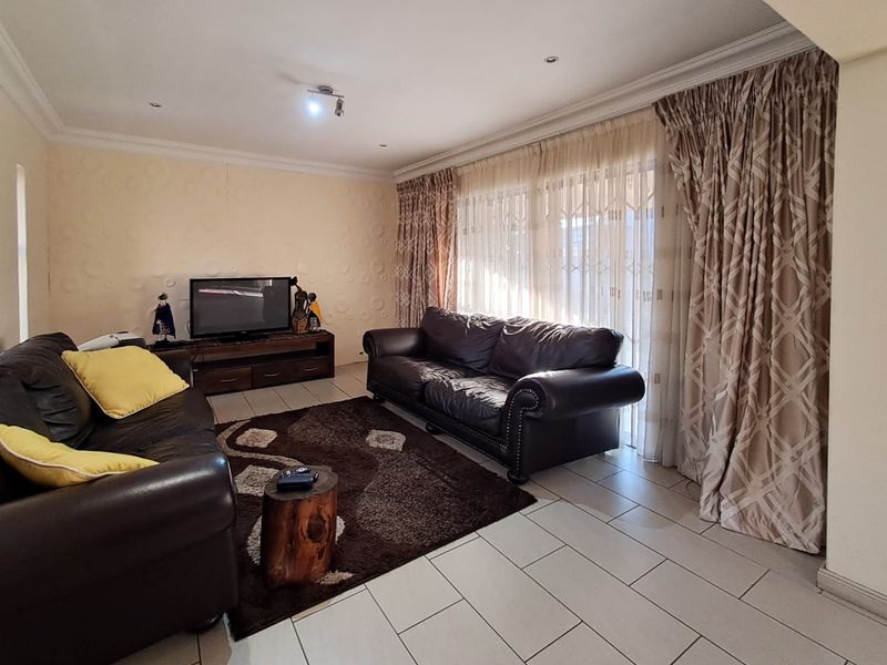 BEAUTIFUL MOVE-IN READY HOME IN DESIRED SUBURB - Photo 7