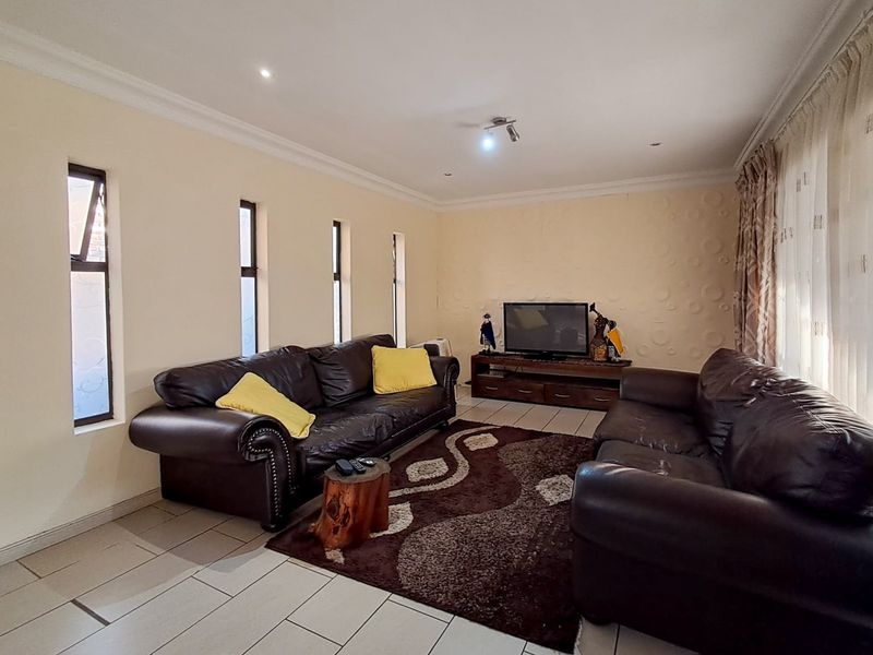 BEAUTIFUL MOVE-IN READY HOME IN DESIRED SUBURB - Photo 6