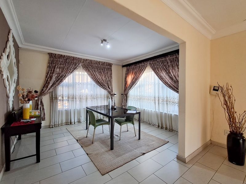 BEAUTIFUL MOVE-IN READY HOME IN DESIRED SUBURB - Photo 10
