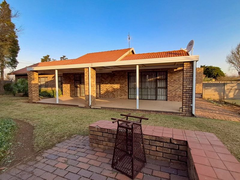 BEAUTIFUL MOVE-IN READY HOME IN DESIRED SUBURB - Photo 3