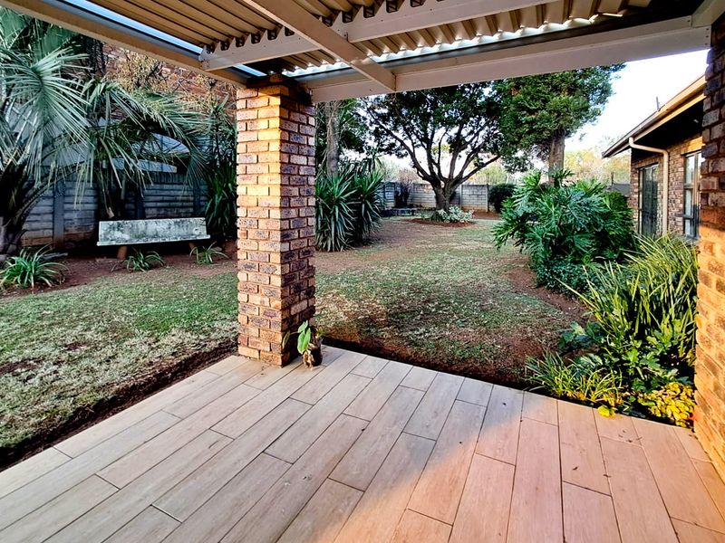 BEAUTIFUL MOVE-IN READY HOME IN DESIRED SUBURB - Photo 5