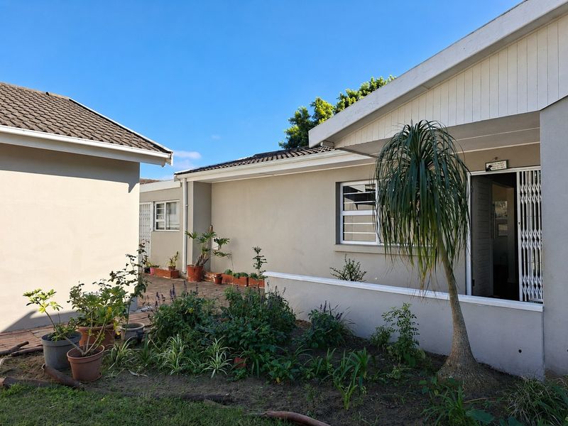 SOLE MANDATE / Spacious Four-Bedroom Family Home in Ever-Popular Lorraine - Photo 5