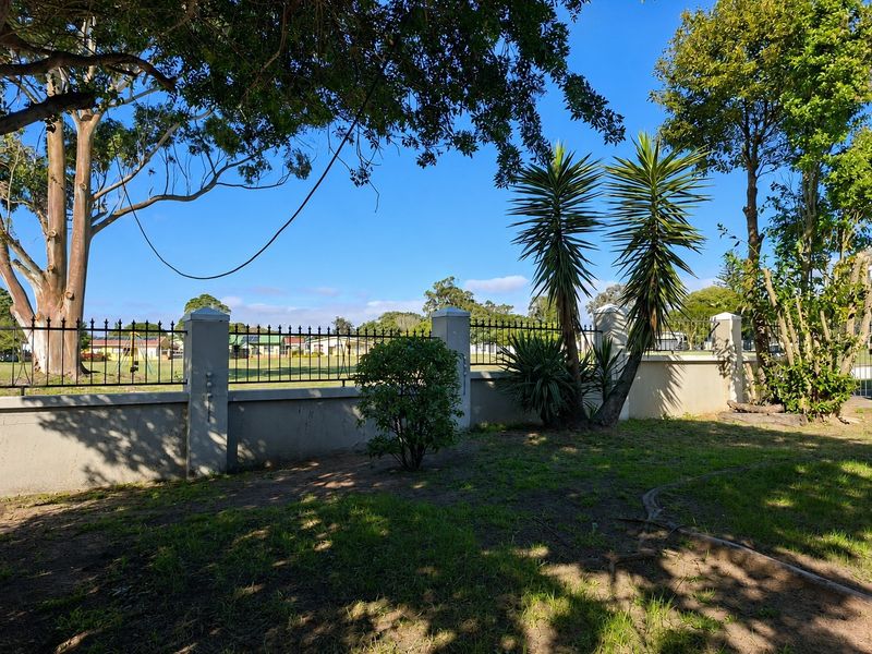 SOLE MANDATE / Spacious Four-Bedroom Family Home in Ever-Popular Lorraine - Photo 6