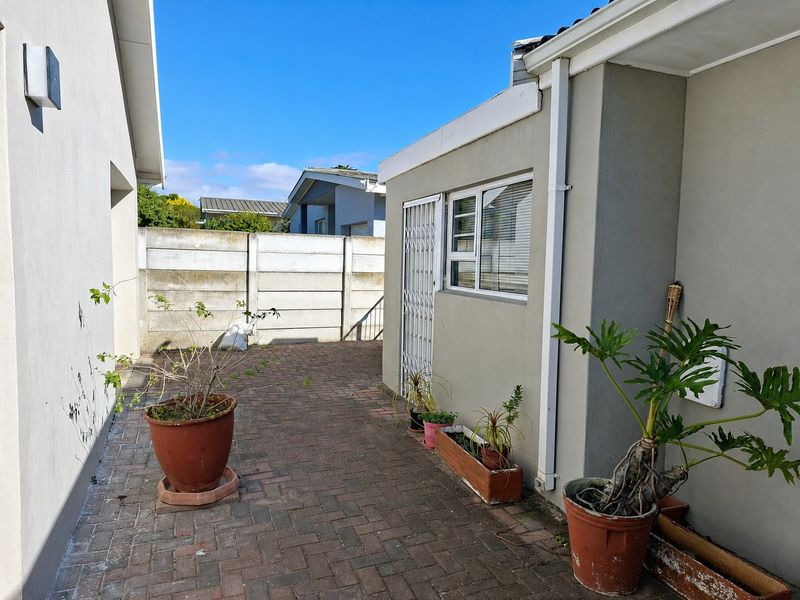 SOLE MANDATE / Spacious Four-Bedroom Family Home in Ever-Popular Lorraine - Photo 9