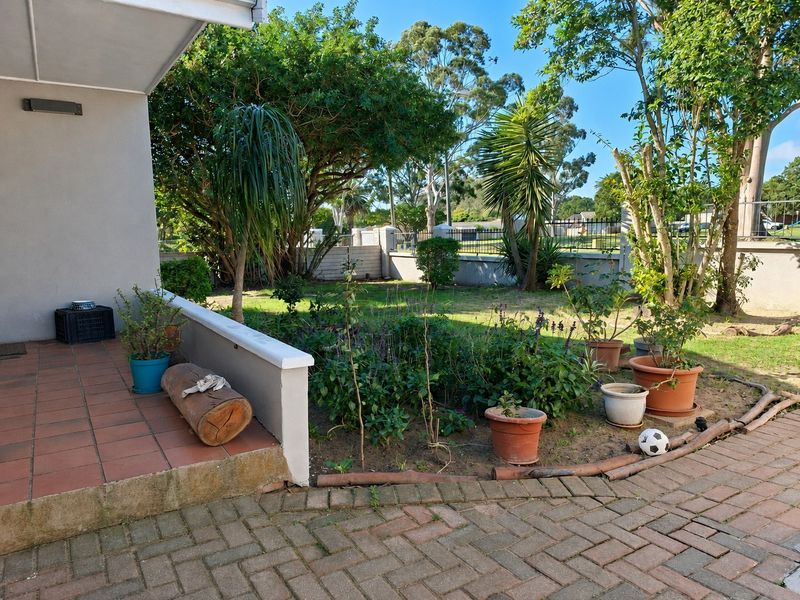 SOLE MANDATE / Spacious Four-Bedroom Family Home in Ever-Popular Lorraine - Photo 7