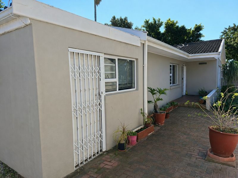 SOLE MANDATE / Spacious Four-Bedroom Family Home in Ever-Popular Lorraine - Photo 8