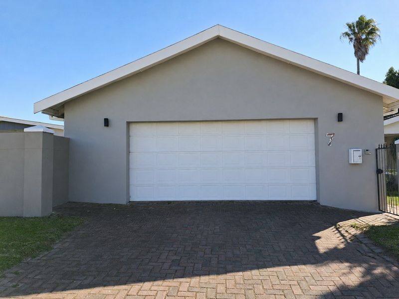SOLE MANDATE / Spacious Four-Bedroom Family Home in Ever-Popular Lorraine - Photo 4
