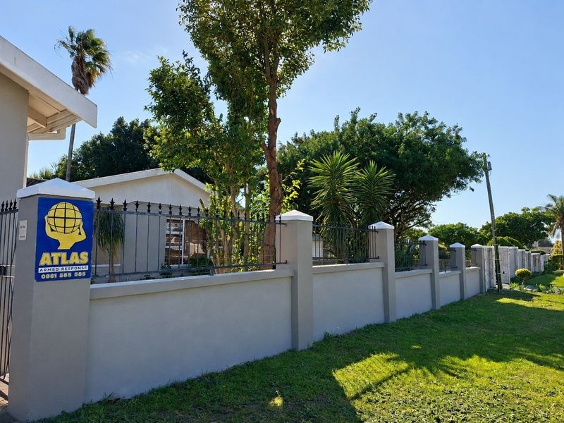 SOLE MANDATE / Spacious Four-Bedroom Family Home in Ever-Popular Lorraine - Photo 3