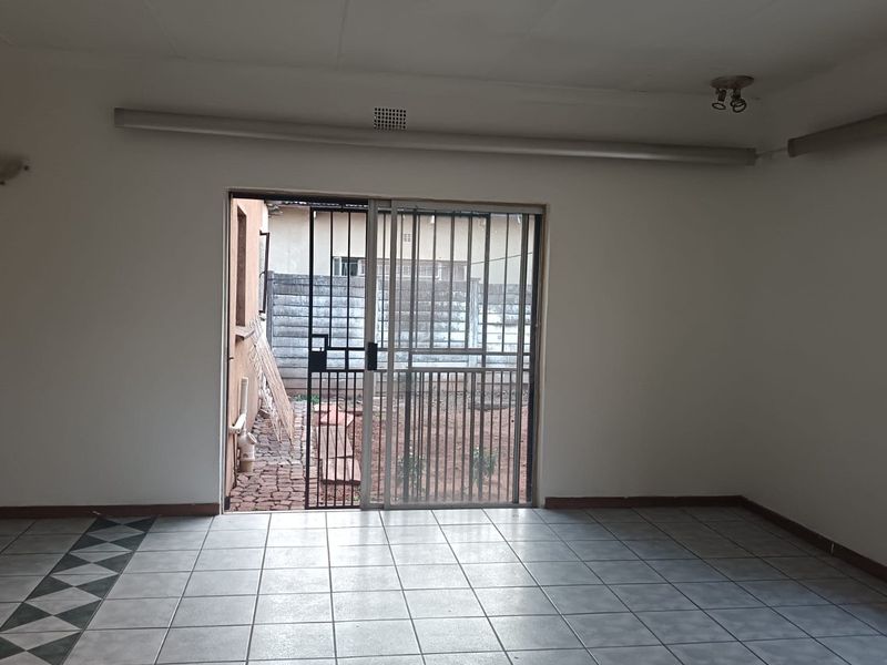 3 bedroom House To Rent in Silverton, Pretoria - Photo 3