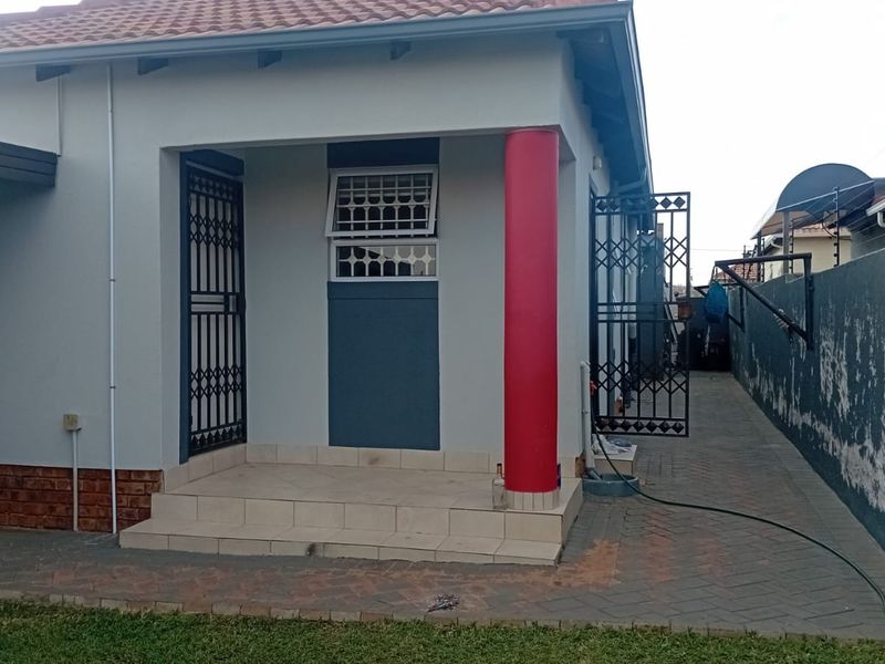 3 bedroom House For Sale in Glenway Estate , Pretoria - Photo 1