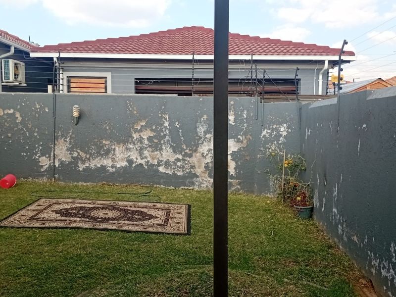 3 bedroom House For Sale in Glenway Estate , Pretoria - Photo 2