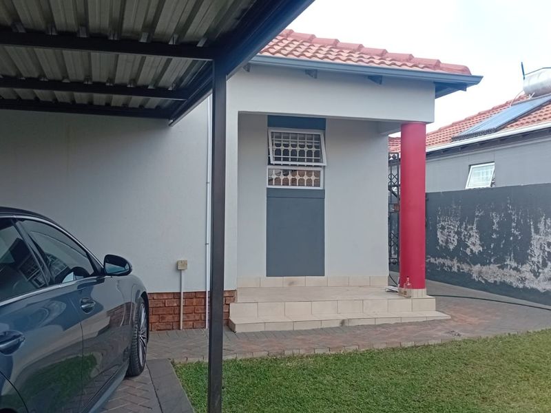 3 bedroom House For Sale in Glenway Estate , Pretoria - Photo 3
