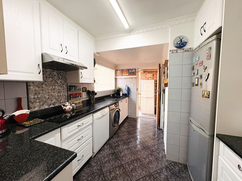 3 Bedroom Duet For Sale in Garsfontein - Photo 9