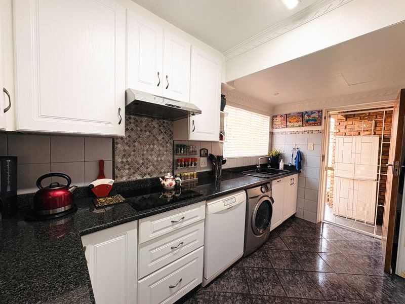 3 Bedroom Duet For Sale in Garsfontein - Photo 8