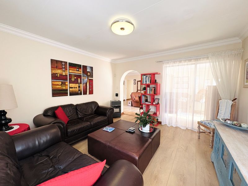 3 Bedroom Duet For Sale in Garsfontein - Photo 4