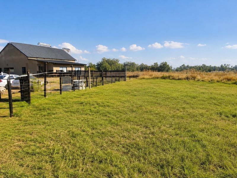 Country Living with Endless Potential - Two Homes on 1.2 Hectares - in Benoni AH, Benoni - Photo 1