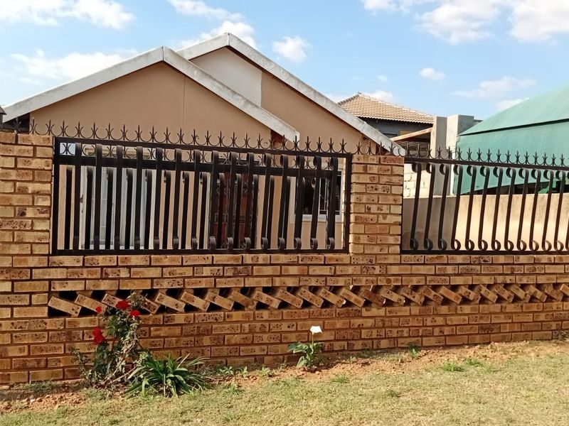 3 bedroom House For Sale in Mahube , Gemvalley ,Pretoria - Photo 1
