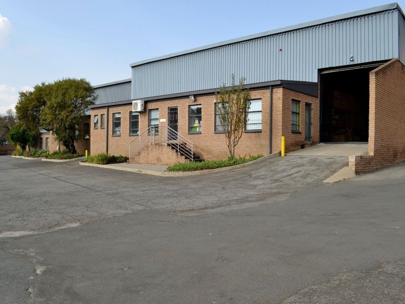 UNIT IN SECURE SOUGHT AFTER LIGHT INDUSTRIAL PARK 489 SQM  IN CENTRALLY LOCATION. - Photo 1