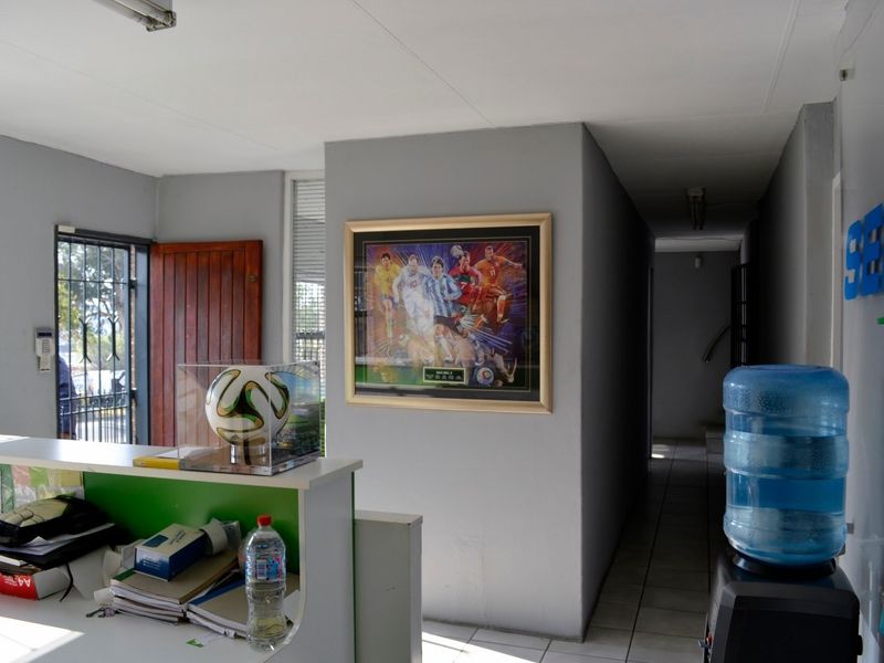 UNIT IN SECURE SOUGHT AFTER LIGHT INDUSTRIAL PARK 489 SQM  IN CENTRALLY LOCATION. - Photo 2