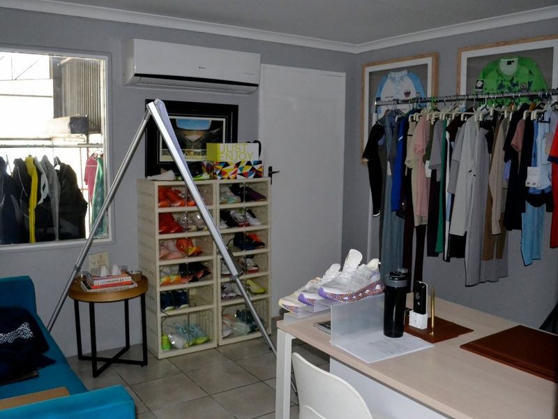 UNIT IN SECURE SOUGHT AFTER LIGHT INDUSTRIAL PARK 489 SQM  IN CENTRALLY LOCATION. - Photo 4