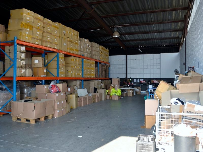 UNIT IN SECURE SOUGHT AFTER LIGHT INDUSTRIAL PARK 489 SQM  IN CENTRALLY LOCATION. - Photo 7