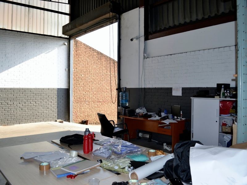 UNIT IN SECURE SOUGHT AFTER LIGHT INDUSTRIAL PARK 489 SQM  IN CENTRALLY LOCATION. - Photo 6