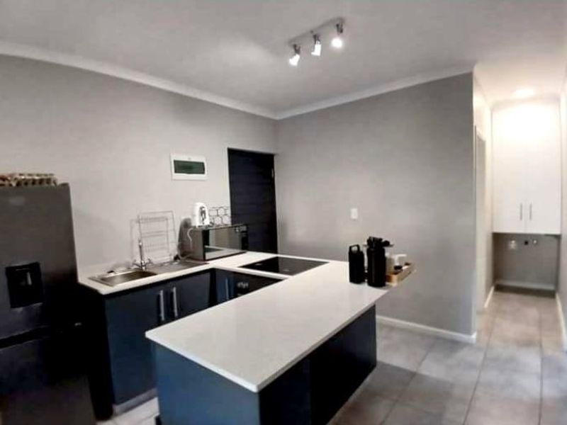 Elegant Ground Floor Apartment To Rent in Waterfall, Hillcrest, KwaZulu Natal - Photo 2