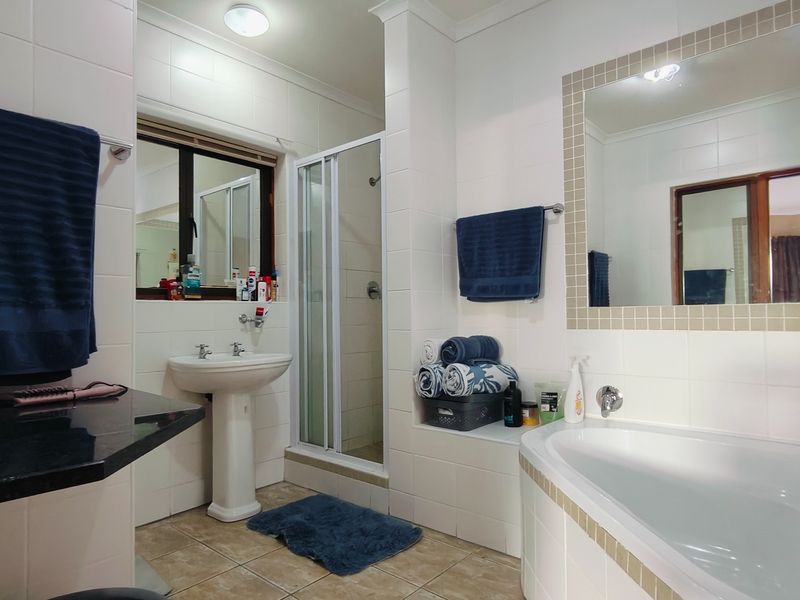 Spacious family residence in Hartenboss - Photo 10