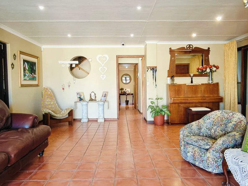 Spacious family residence in Hartenboss - Photo 3