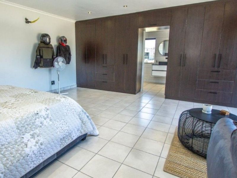 Neat and Luxurious Smallholding in Kalbaskraal with Income Potential - Photo 10