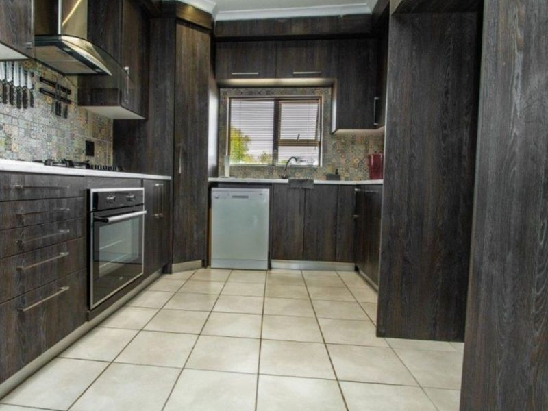 Neat and Luxurious Smallholding in Kalbaskraal with Income Potential - Photo 7