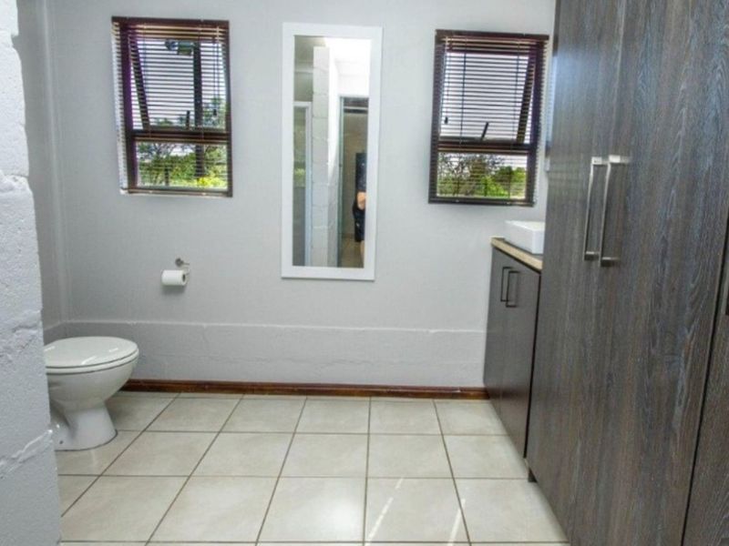 Neat and Luxurious Smallholding in Kalbaskraal with Income Potential - Photo 9