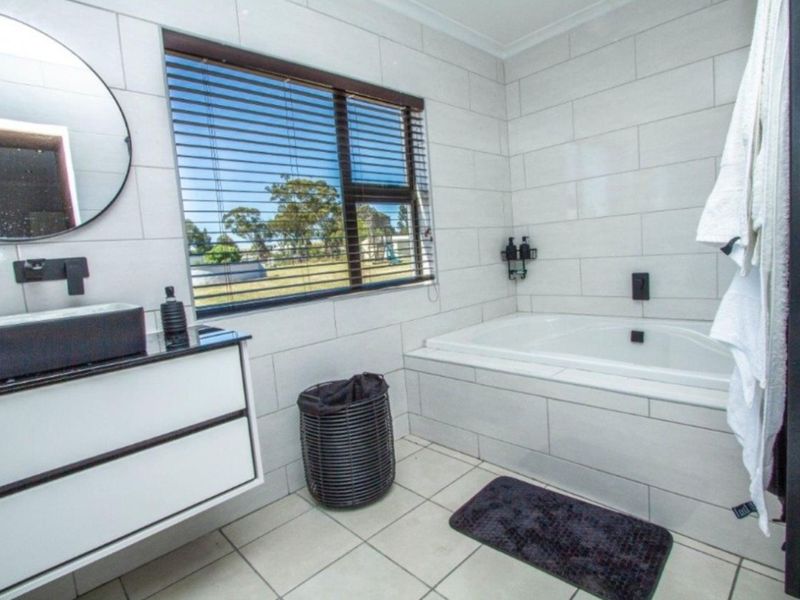 Neat and Luxurious Smallholding in Kalbaskraal with Income Potential - Photo 8