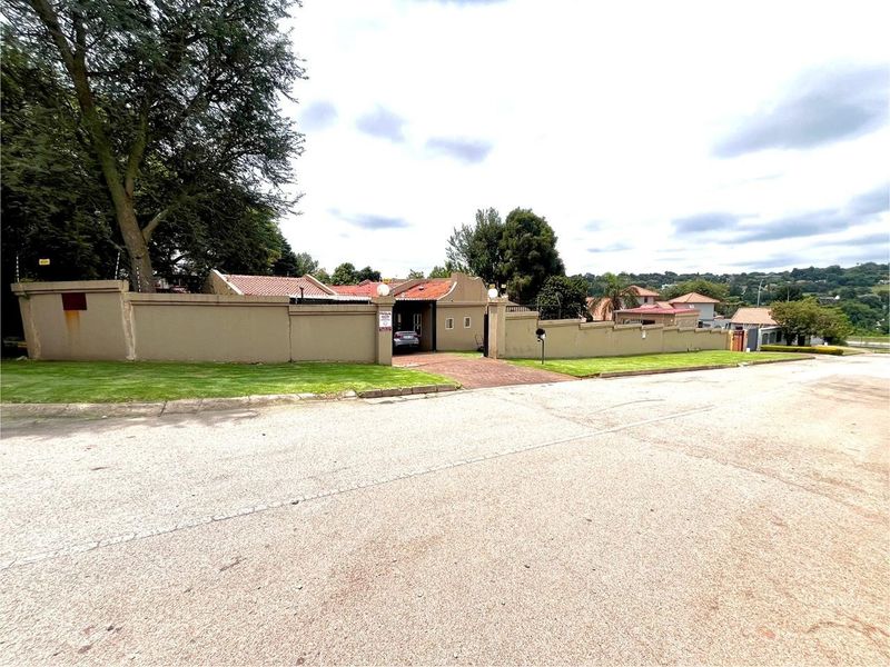 Exclusive Standard Bank Easysell Opportunity Spacious Home in Florida Hills - Photo 1